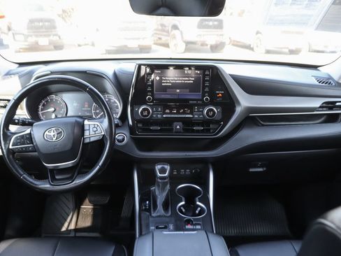 Used 2022 Toyota Highlander XLE FWD image 26