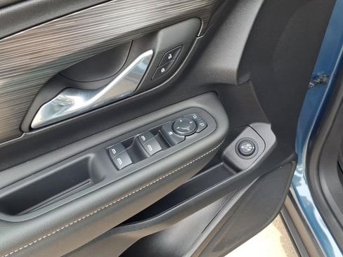 Used 2024 GMC Terrain SLE w/ Driver Convenience Package image 17