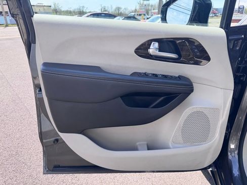 Used 2023 Chrysler Pacifica Limited FWD image 9