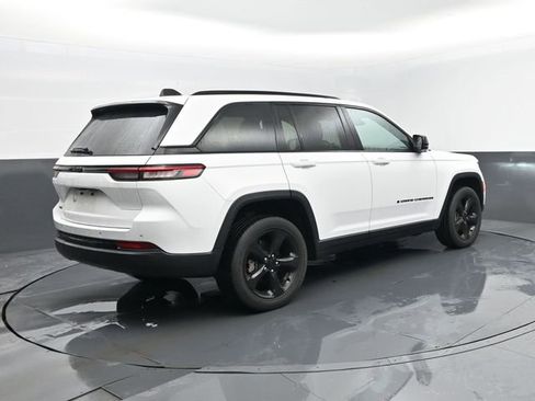 Used 2023 Jeep Grand Cherokee Altitude AWD/4WD image 23