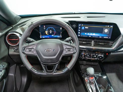Used 2025 Chevrolet Trax RS FWD image 11