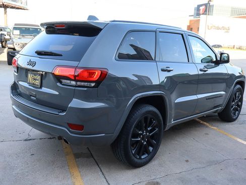 Used 2022 Jeep Grand Cherokee Laredo X image 5