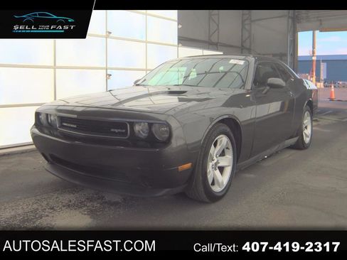 Used 2013 Dodge Challenger SXT RWD image 1