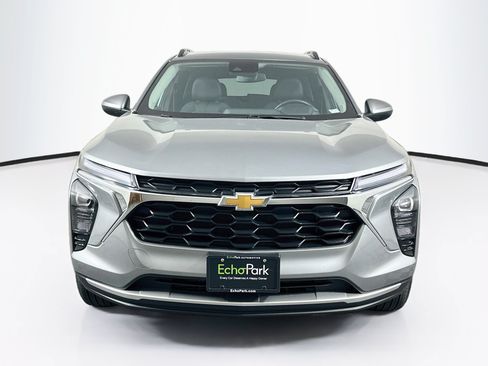 Used 2025 Chevrolet Trax LT w/ LT Convenience Package FWD image 2