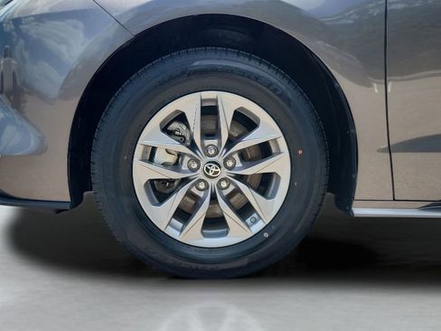 Certified 2024 Toyota Sienna XLE FWD image 28