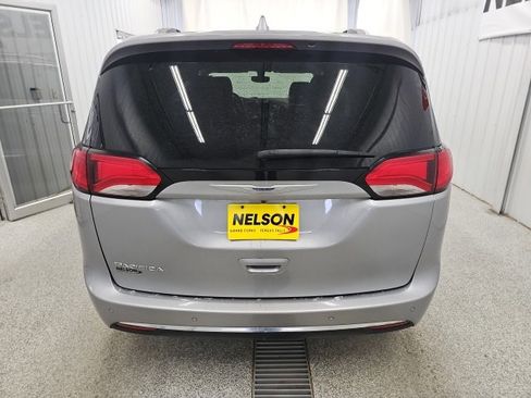 Used 2020 Chrysler Pacifica Touring-L image 8