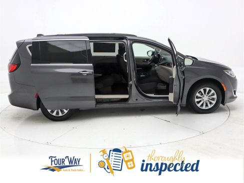 Used 2018 Chrysler Pacifica Touring Plus image 3