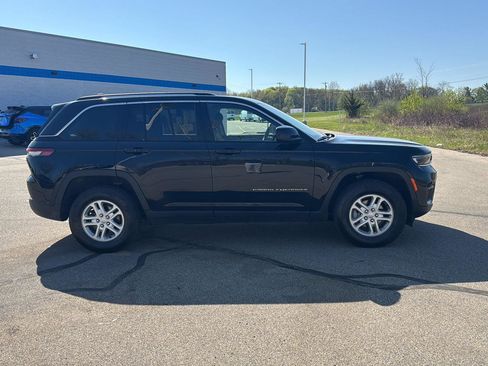 Used 2023 Jeep Grand Cherokee Laredo AWD/4WD image 7