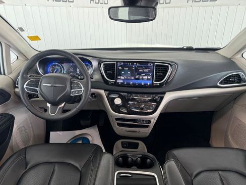 Used 2023 Chrysler Pacifica Touring-L FWD image 3