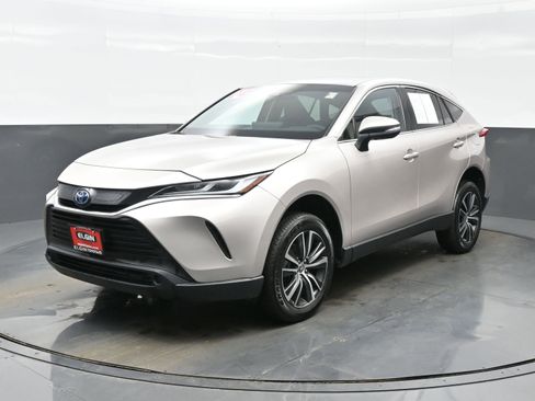 Used 2024 Toyota Venza LE image 2