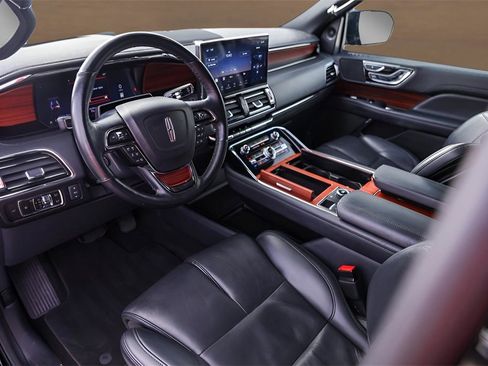 Used 2024 Lincoln Navigator Reserve image 10