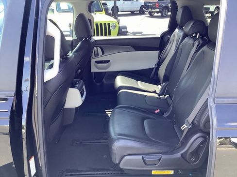 Used 2022 Kia Carnival LX image 24