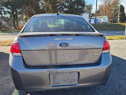 Used 2010 Ford Focus SE image 3