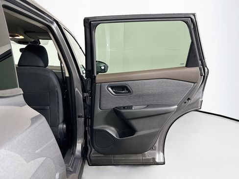 Used 2023 Nissan Rogue S image 29