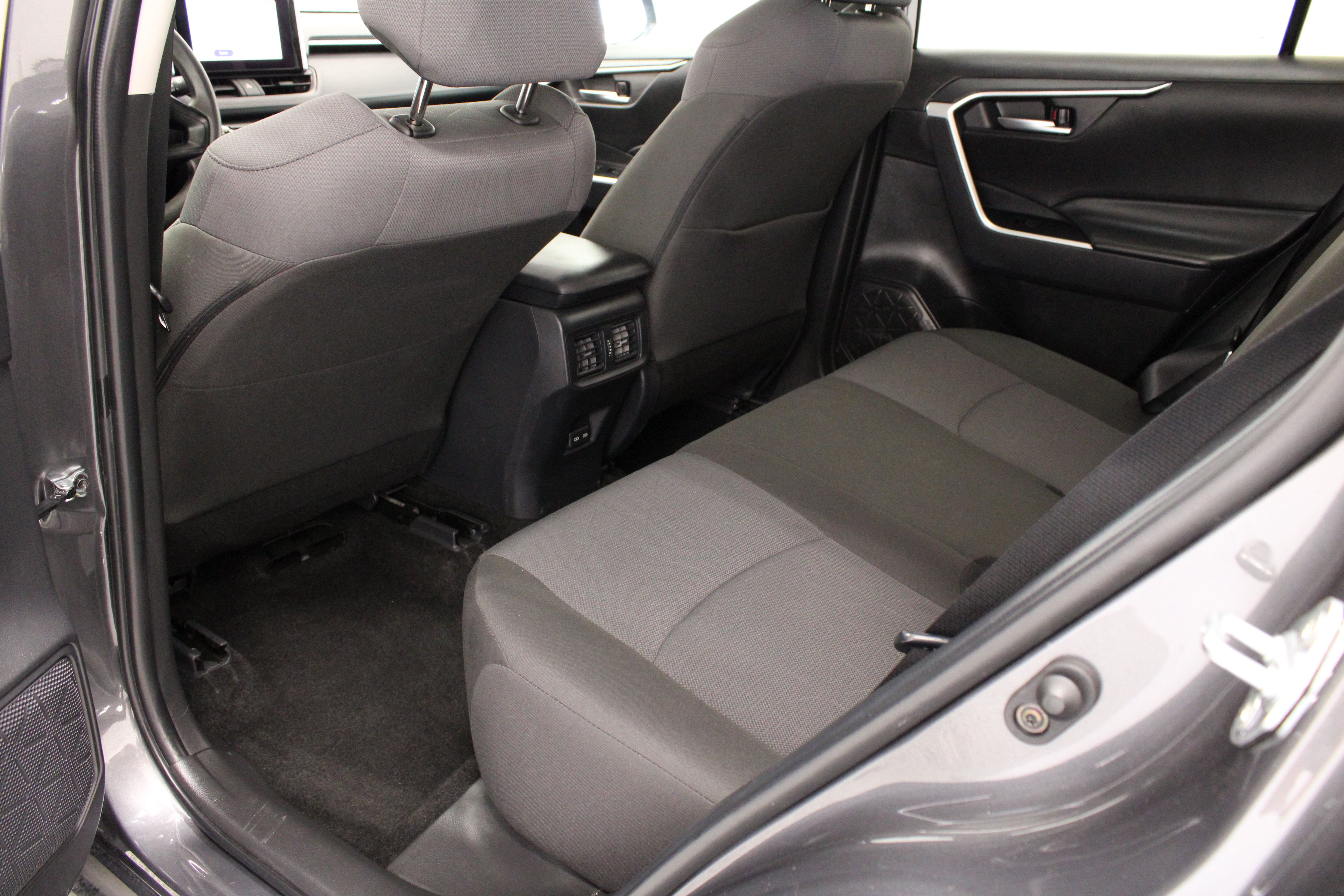 Used 2025 Toyota RAV4 XLE FWD image 27