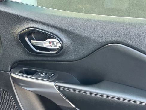 Used 2019 Jeep Cherokee Limited w/ Technology Group image 21