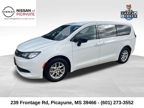 Used 2024 Chrysler Voyager LX image 1