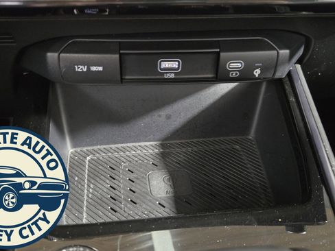 Used 2023 Kia Niro SX image 16