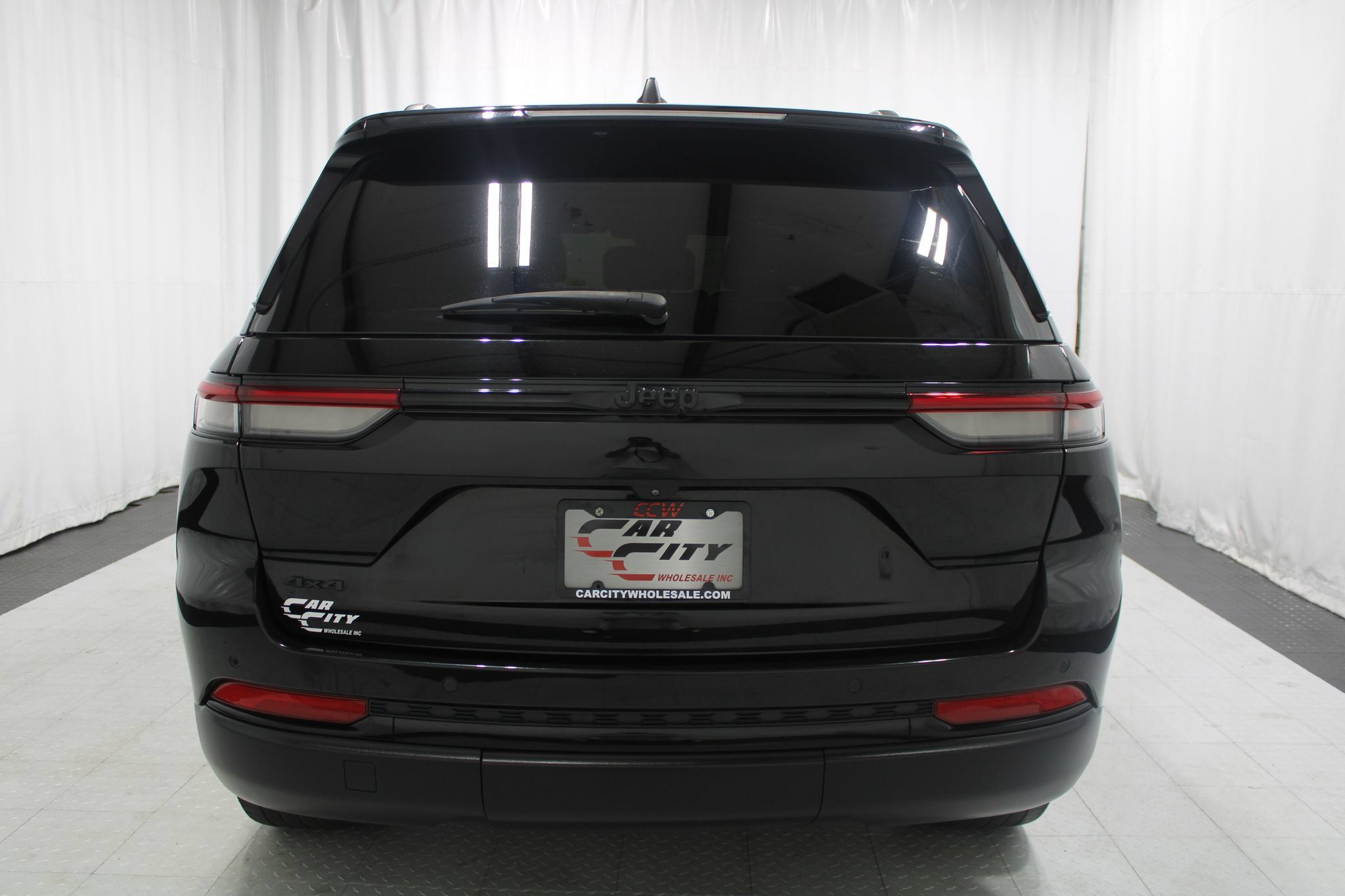 Used 2023 Jeep Grand Cherokee Altitude AWD/4WD image 7