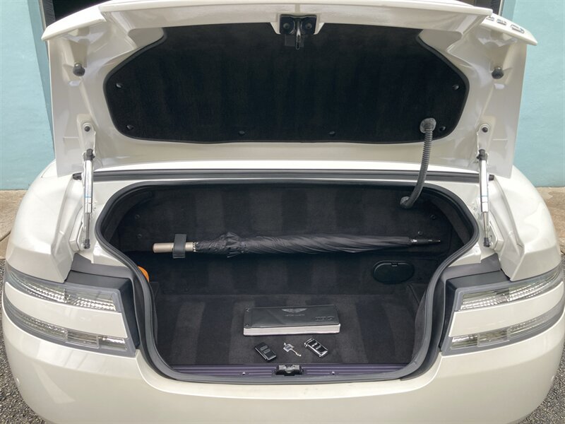 Used 2011 Aston Martin DB9 Volante RWD image 34