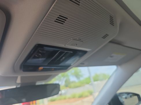 Certified 2025 Volkswagen Tiguan SE w/ Panoramic Sunroof Package FWD image 31
