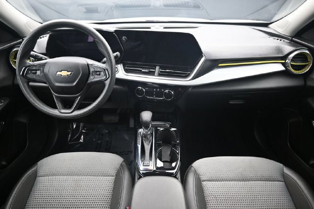 Used 2025 Chevrolet Trax LT FWD image 18