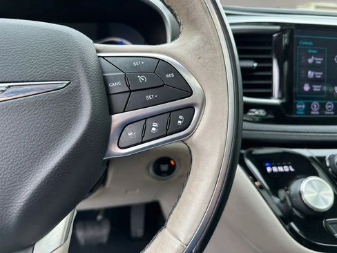 Used 2018 Chrysler Pacifica Limited w/ Advanced Safetytec Group FWD image 24