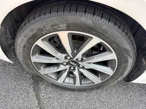 Used 2017 Lincoln Continental Premiere FWD image 10