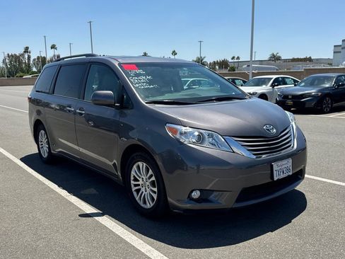 Used 2017 Toyota Sienna XLE w/ XLE Navigation Package FWD image 2