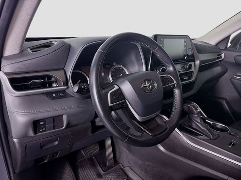 Used 2022 Toyota Highlander XLE image 9