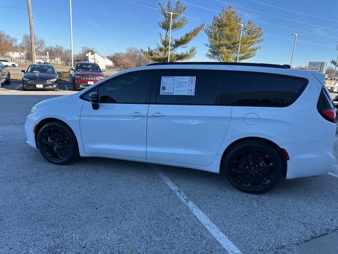 Used 2024 Chrysler Pacifica Touring-L w/ S Appearance Package image 15