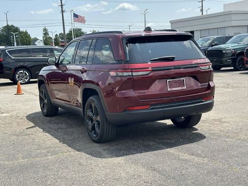 Used 2023 Jeep Grand Cherokee Limited w/ Black Appearance Package AWD/4WD image 6