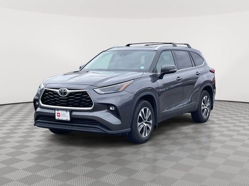 Certified 2022 Toyota Highlander XLE image 3