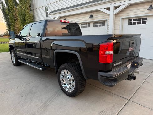Used 2018 GMC Sierra 2500 Denali w/ Duramax Plus Package image 3