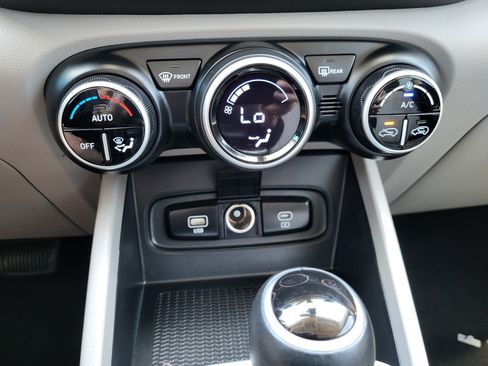 Used 2025 Hyundai Venue SEL FWD image 13