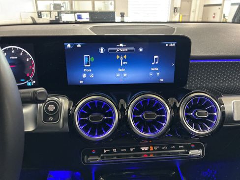 Used 2025 Mercedes-Benz GLB 250 4MATIC image 15