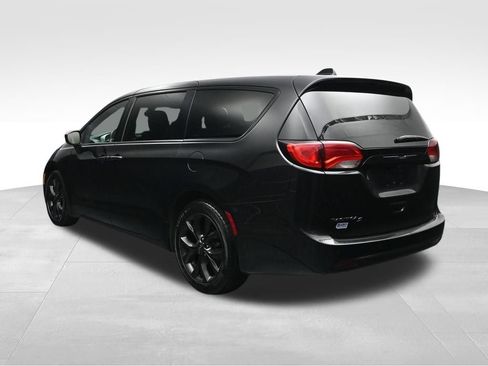 Used 2020 Chrysler Pacifica Touring w/ S Appearance Package FWD image 3
