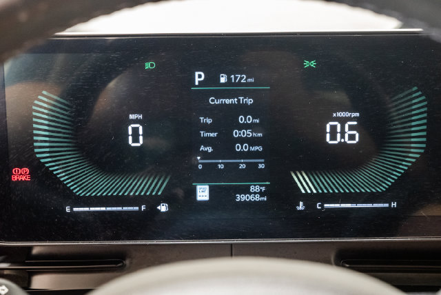 Used 2025 Kia Carnival FWD image 13