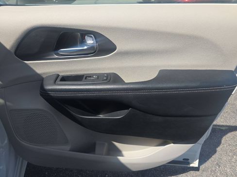 Used 2023 Chrysler Pacifica Touring-L FWD image 27