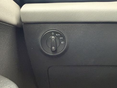 Used 2022 Volkswagen Taos SE image 24