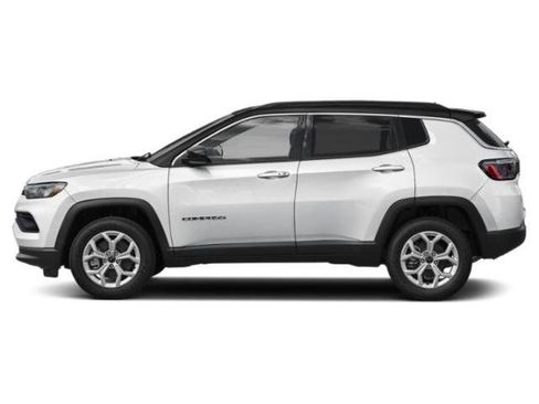 Used 2025 Jeep Compass Latitude image 3