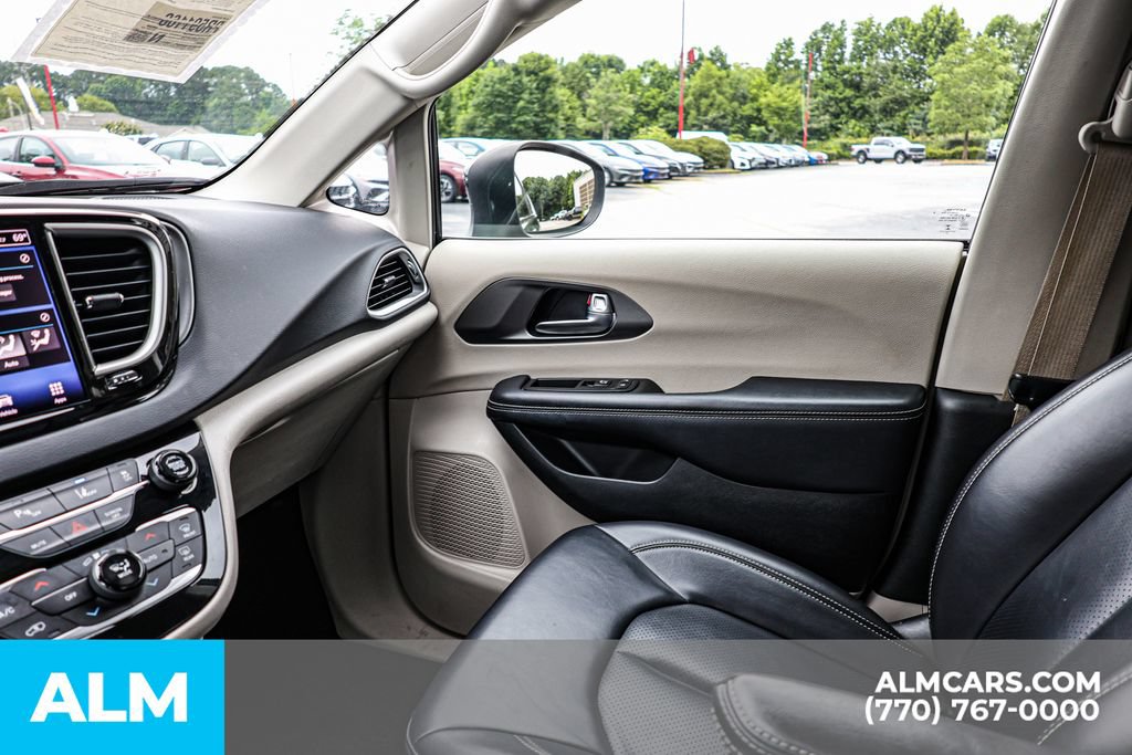 Used 2023 Chrysler Pacifica Touring-L FWD image 44