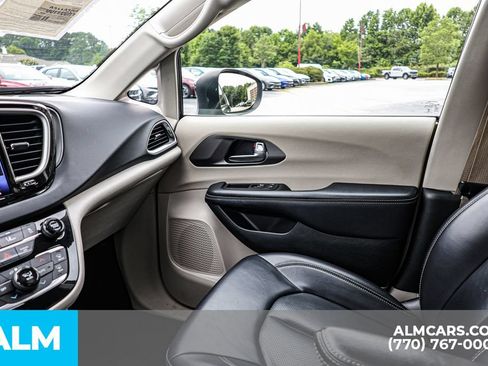 Used 2023 Chrysler Pacifica Touring-L FWD image 44