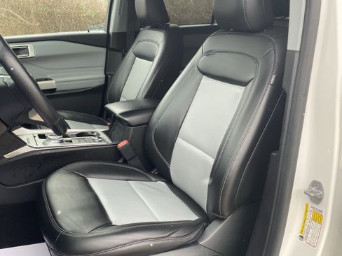 Used 2022 Ford Explorer XLT w/ Equipment Group 202A image 4