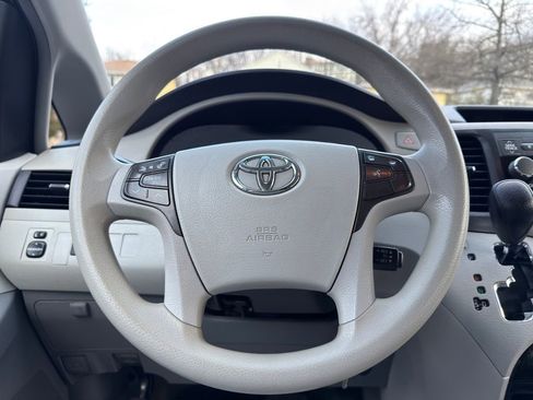 Used 2014 Toyota Sienna LE image 15