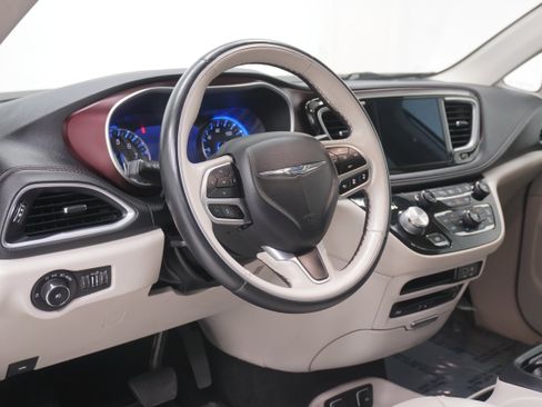 Used 2018 Chrysler Pacifica Limited w/ Tire & Wheel Group image 10