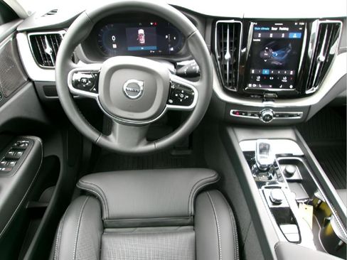 Used 2025 Volvo XC60 B5 Ultra image 11