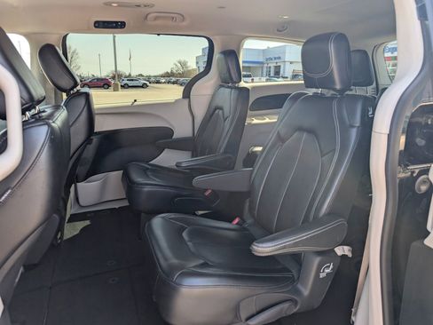 Used 2023 Chrysler Pacifica Touring-L FWD image 25