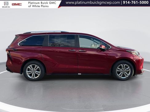 Used 2022 Toyota Sienna Platinum image 2