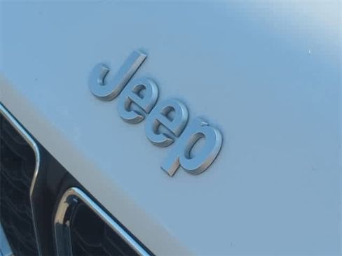 Used 2025 Jeep Grand Cherokee Laredo image 12